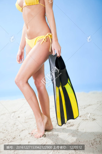 在比基尼與通氣管年輕漂亮的女人