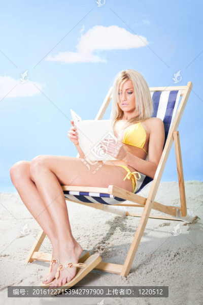 在比基尼讀書的年輕漂亮的女人