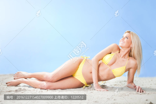 在比基尼美女