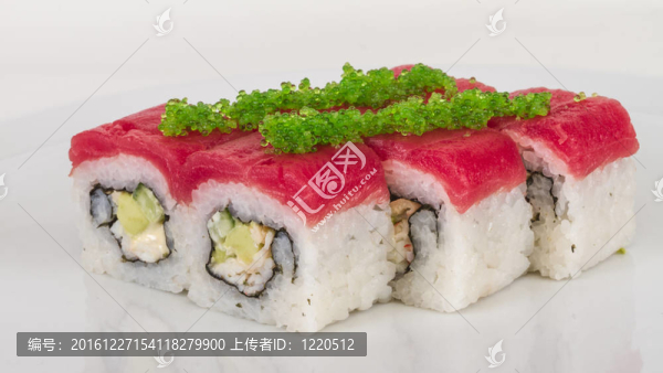 真希壽司卷由螃蟹；鱷梨；黃瓜里面。新鮮的金槍魚(yú)和該公司的凈資產(chǎn)收益率外