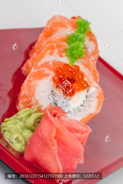 日本壽司的日本傳統(tǒng)食品。用三文魚卷；紅cavair；魚子和奶油