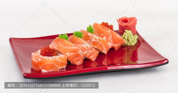 日本壽司的日本傳統(tǒng)食品。用三文魚卷；紅cavair；魚子和奶油