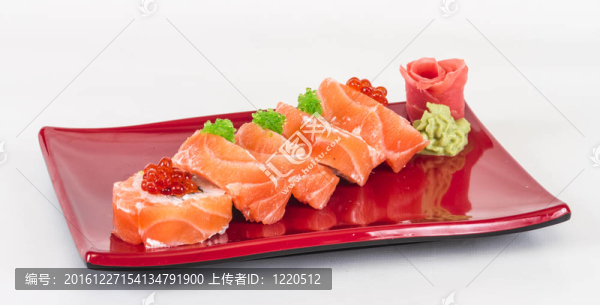 日本壽司的日本傳統(tǒng)食品。用三文魚(yú)卷；紅cavair；魚(yú)子和奶油