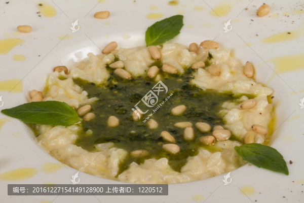 美味的飯菜用香草和雪松螺母在白色背景的照片