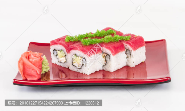 真希壽司卷由螃蟹；鱷梨；黃瓜里面。新鮮的金槍魚和該公司的凈資產(chǎn)收益率外