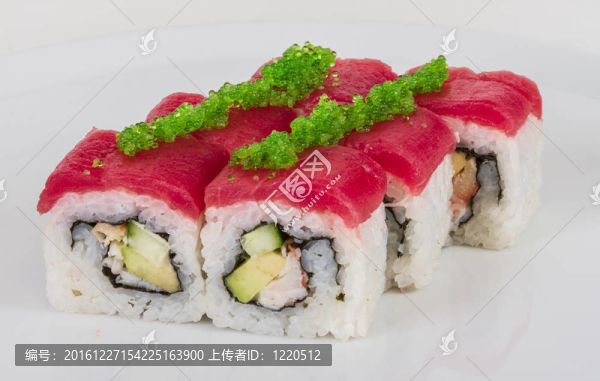 真希壽司卷由螃蟹；鱷梨；黃瓜里面。新鮮的金槍魚和該公司的凈資產(chǎn)收益率外