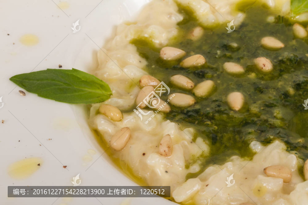美味的飯菜用香草和雪松螺母在白色背景的照片