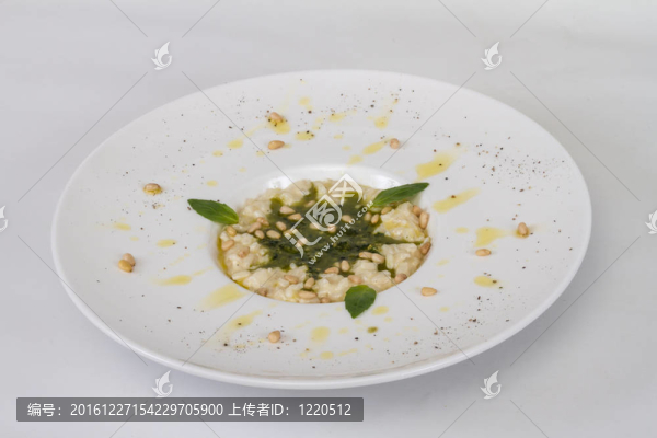 美味的飯菜用香草和雪松螺母在白色背景的照片
