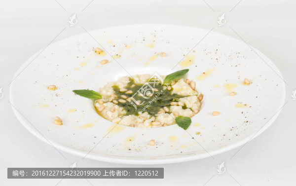美味的飯菜用香草和雪松螺母在白色背景的照片