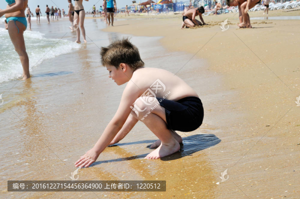 海灘上的男孩