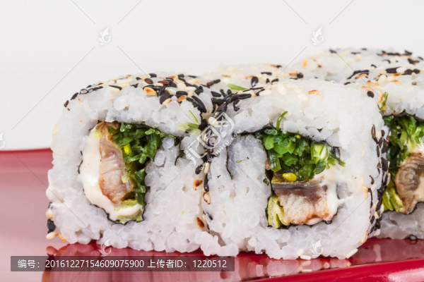 日本的傳統(tǒng)美食--,Maki,Roll紫菜；奶油奶酪和鰻魚。白色背景隔離