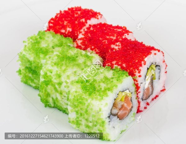 魚子辣真希壽司，熱輥與各種不同類型的Tobiko（飛魚卵）和鮭魚在外面