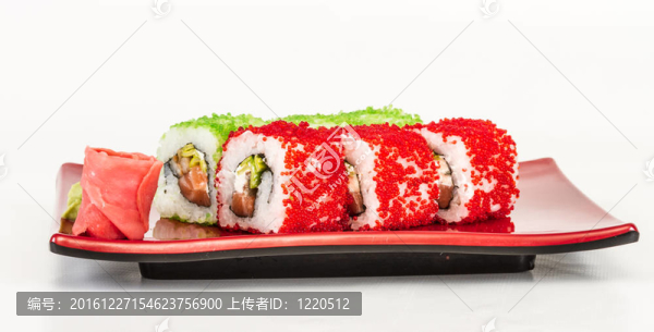 魚(yú)子辣真希壽司，熱輥與各種不同類(lèi)型的Tobiko（飛魚(yú)卵）和鮭魚(yú)在外面