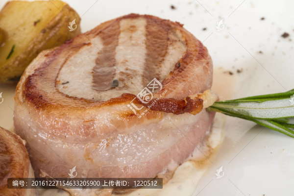 培根烤牛排；烤蔬菜；土豆泥