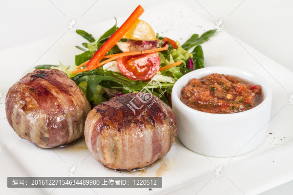 培根烤牛排；烤蔬菜；土豆泥