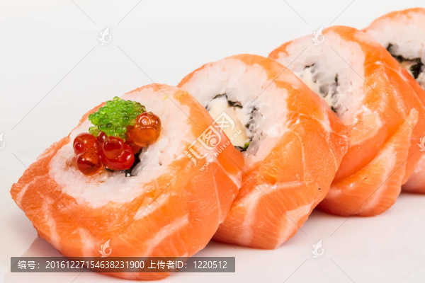 日本壽司的日本傳統(tǒng)食品。用三文魚卷；紅cavair；魚子和奶油