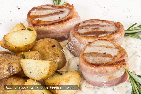 培根烤牛排；烤蔬菜；土豆泥