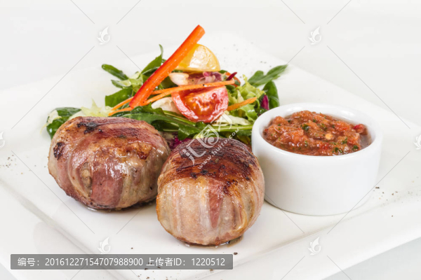培根烤牛排；烤蔬菜；土豆泥