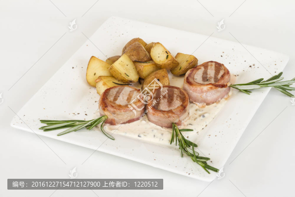 培根烤牛排；烤蔬菜；土豆泥