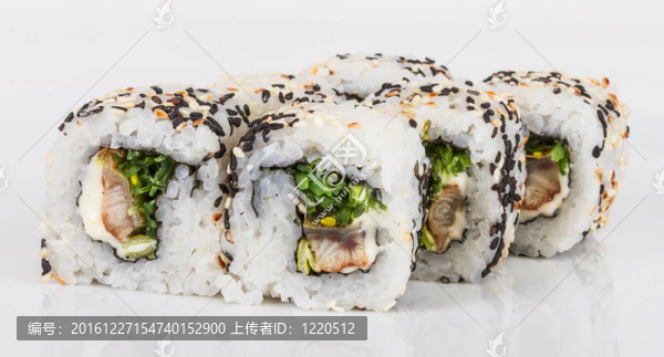 日本的傳統(tǒng)美食--,Maki,Roll紫菜；奶油奶酪和鰻魚(yú)。白色背景隔離
