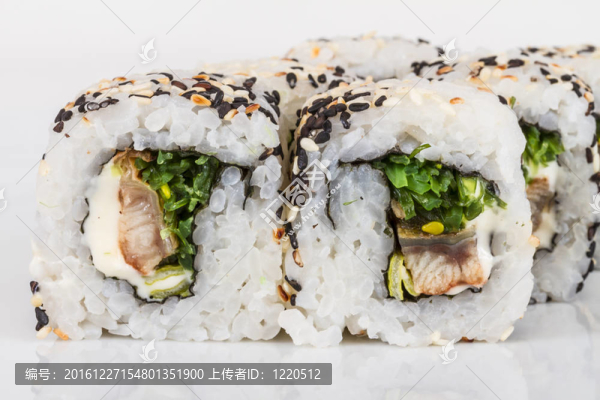 日本的傳統(tǒng)美食--,Maki,Roll紫菜；奶油奶酪和鰻魚。白色背景隔離