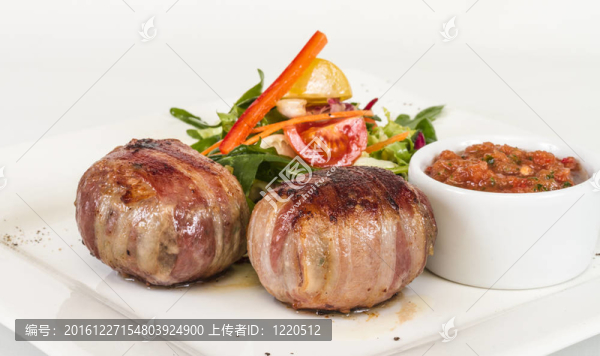 培根烤牛排；烤蔬菜；土豆泥