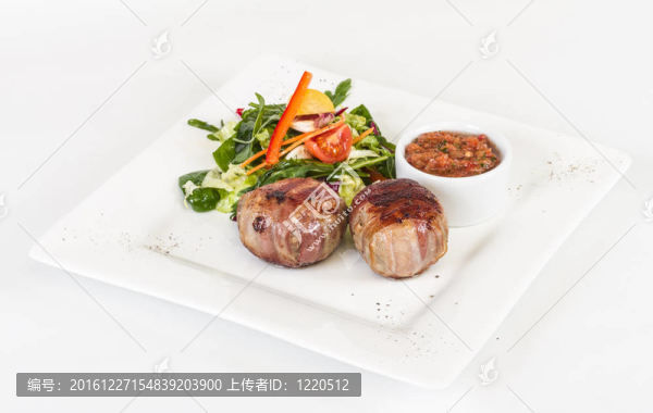 培根烤牛排；烤蔬菜；土豆泥