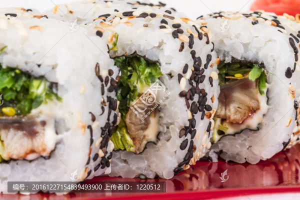 日本的傳統(tǒng)美食--,Maki,Roll紫菜；奶油奶酪和鰻魚。白色背景隔離