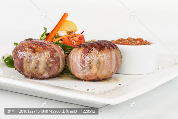 培根烤牛排；烤蔬菜；土豆泥