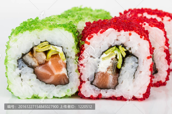 魚子辣真希壽司，熱輥與各種不同類型的Tobiko（飛魚卵）和鮭魚在外面