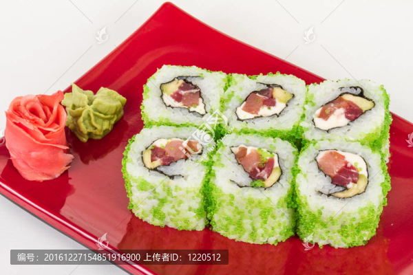 魚(yú)子辣真希壽司，熱輥與各種不同類(lèi)型的Tobiko（飛魚(yú)卵）外。金槍魚(yú)；鱷梨和生菜
