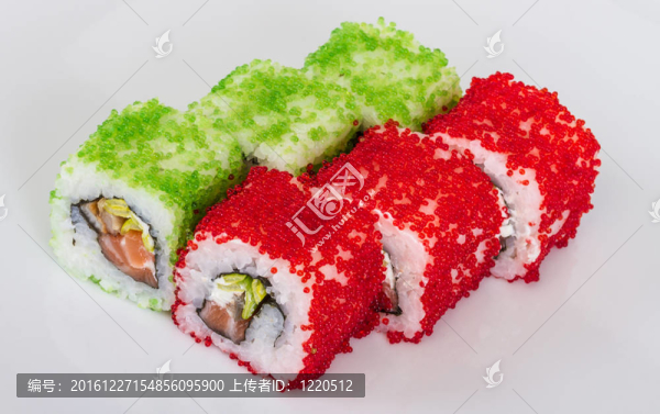 魚(yú)子辣真希壽司，熱輥與各種不同類(lèi)型的Tobiko（飛魚(yú)卵）和鮭魚(yú)在外面