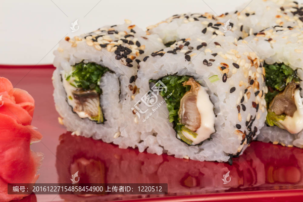 日本的傳統(tǒng)美食--,Maki,Roll紫菜；奶油奶酪和鰻魚。白色背景隔離