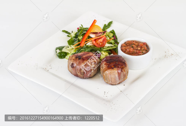培根烤牛排；烤蔬菜；土豆泥