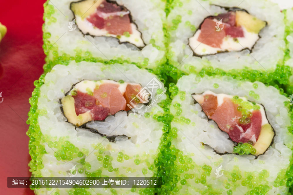 魚子辣真希壽司，熱輥與各種不同類型的Tobiko（飛魚卵）外。金槍魚；鱷梨和生菜