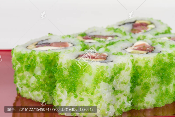 魚(yú)子辣真希壽司，熱輥與各種不同類(lèi)型的Tobiko（飛魚(yú)卵）外。金槍魚(yú)；鱷梨和生菜