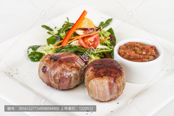培根烤牛排；烤蔬菜；土豆泥