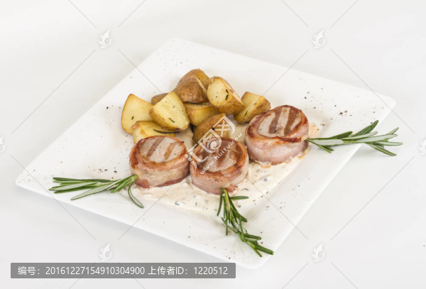 培根烤牛排；烤蔬菜；土豆泥