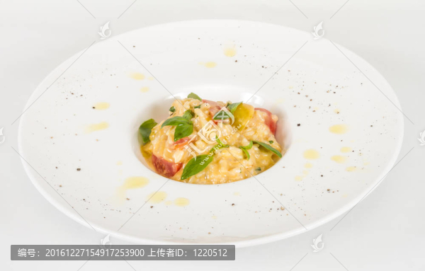 美味的飯菜用香草、白底番茄的照片