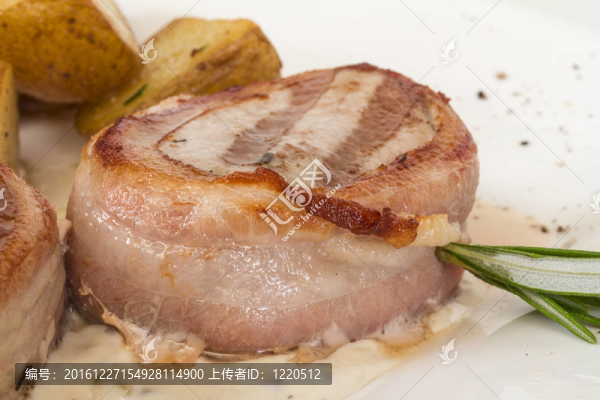 培根烤牛排；烤蔬菜；土豆泥