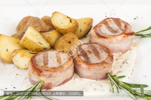 培根烤牛排；烤蔬菜；土豆泥