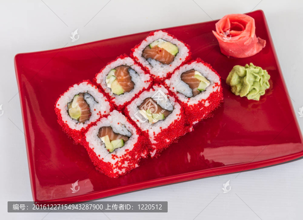 魚(yú)子辣真希壽司，熱輥與各種不同類(lèi)型的Tobiko（飛魚(yú)卵）外。三文魚(yú)；鱷梨和生菜