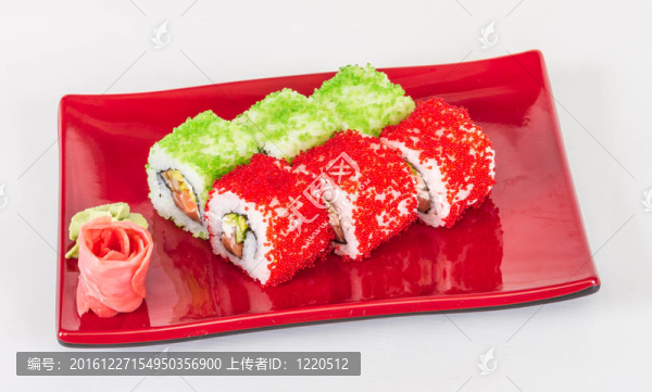 魚子辣真希壽司，熱輥與各種不同類型的Tobiko（飛魚卵）和鮭魚在外面