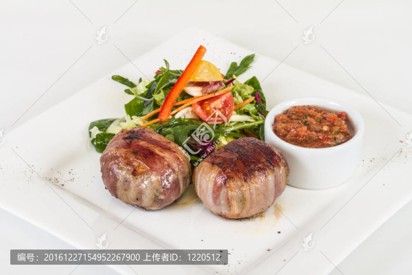 培根烤牛排；烤蔬菜；土豆泥