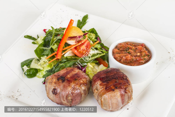 培根烤牛排；烤蔬菜；土豆泥