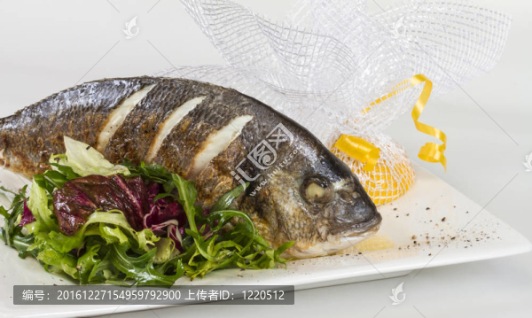 金色與白色的盤子沙拉魚。工作室拍攝