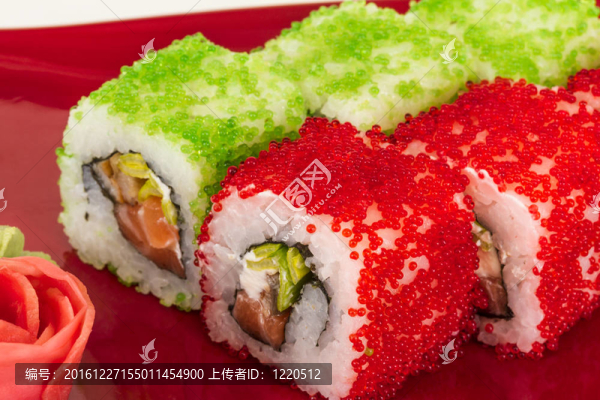 魚子辣真希壽司，熱輥與各種不同類型的Tobiko（飛魚卵）和鮭魚在外面