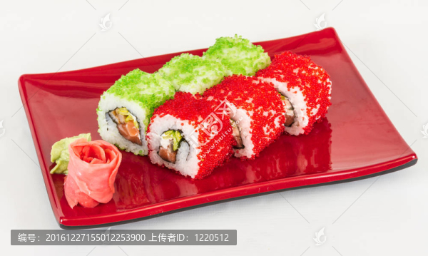 魚子辣真希壽司，熱輥與各種不同類型的Tobiko（飛魚卵）和鮭魚在外面
