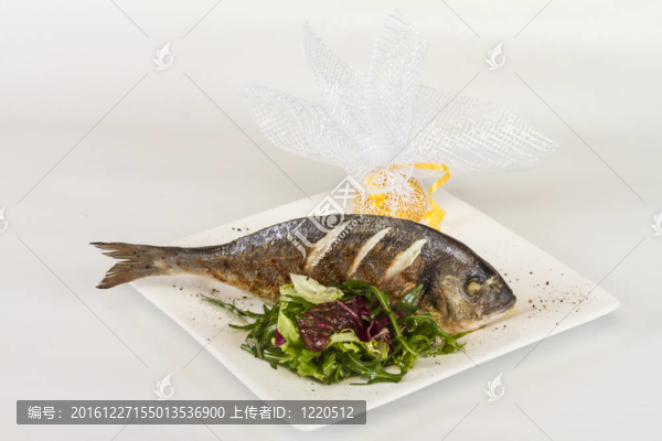 金色與白色的盤子沙拉魚。工作室拍攝