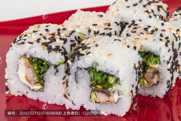 日本的傳統(tǒng)美食--,Maki,Roll紫菜；奶油奶酪和鰻魚。白色背景隔離